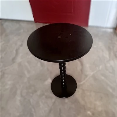 木製の黒い丸いテーブル