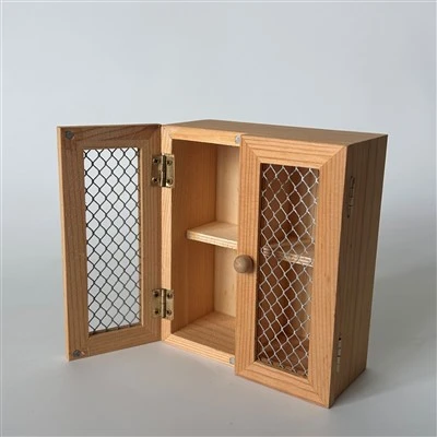 2つのドア付きの木製のキャビネット