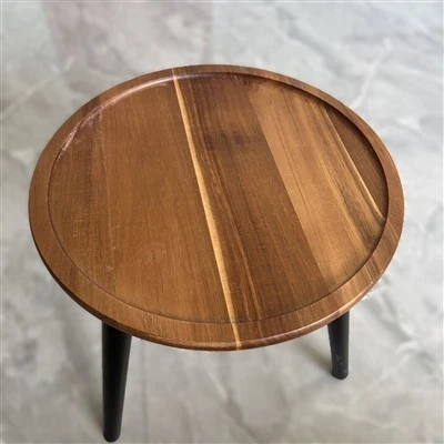 木製の丸いテーブル