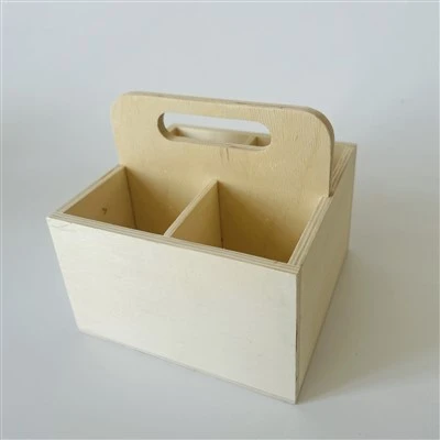木製の正方形のバスケット