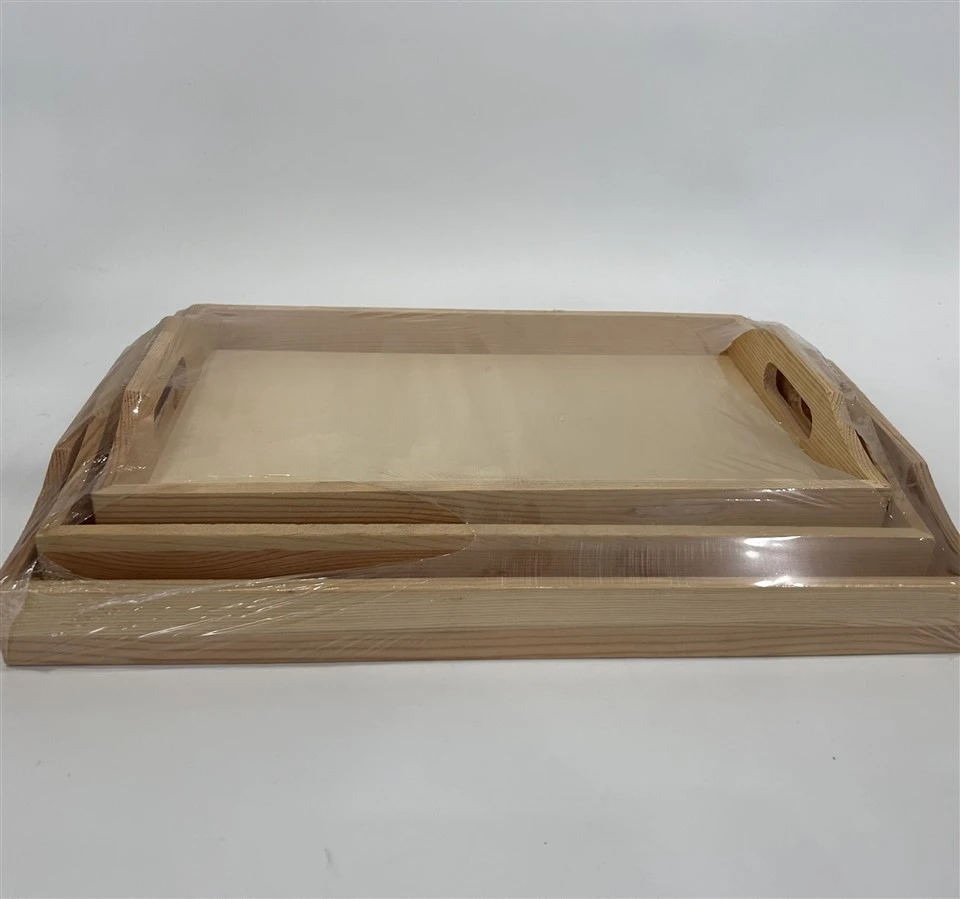 3セットの木製トレイ